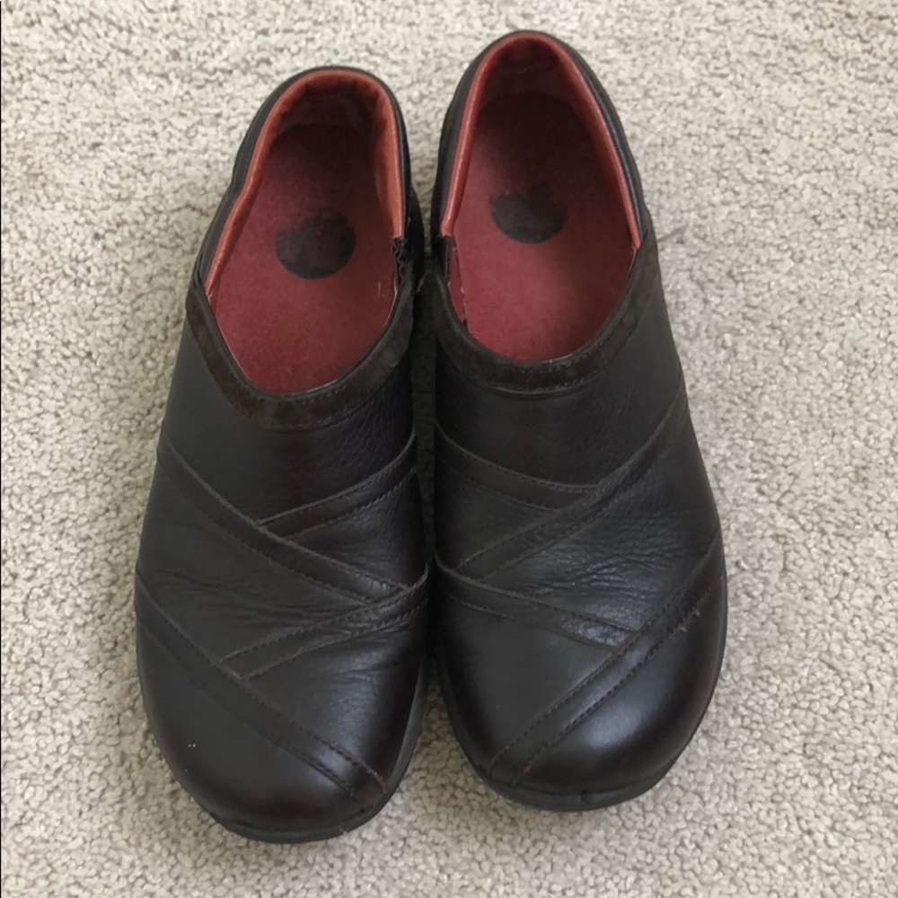 Brown Merrell slides size 9.5